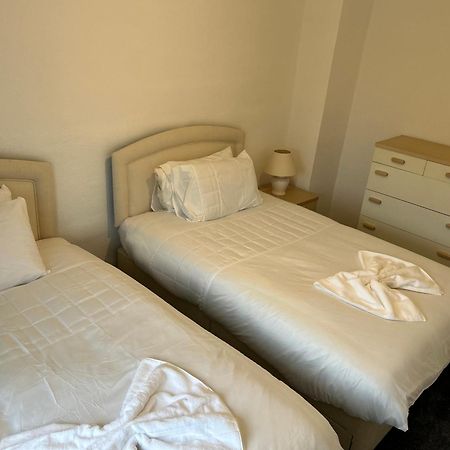 Family Home Near Cribbs Causeway And The Wave, Just 2 Minutes From Airbus And Rolls Royce 布里斯托 外观 照片