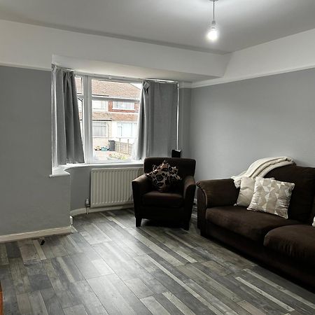Family Home Near Cribbs Causeway And The Wave, Just 2 Minutes From Airbus And Rolls Royce 布里斯托 外观 照片