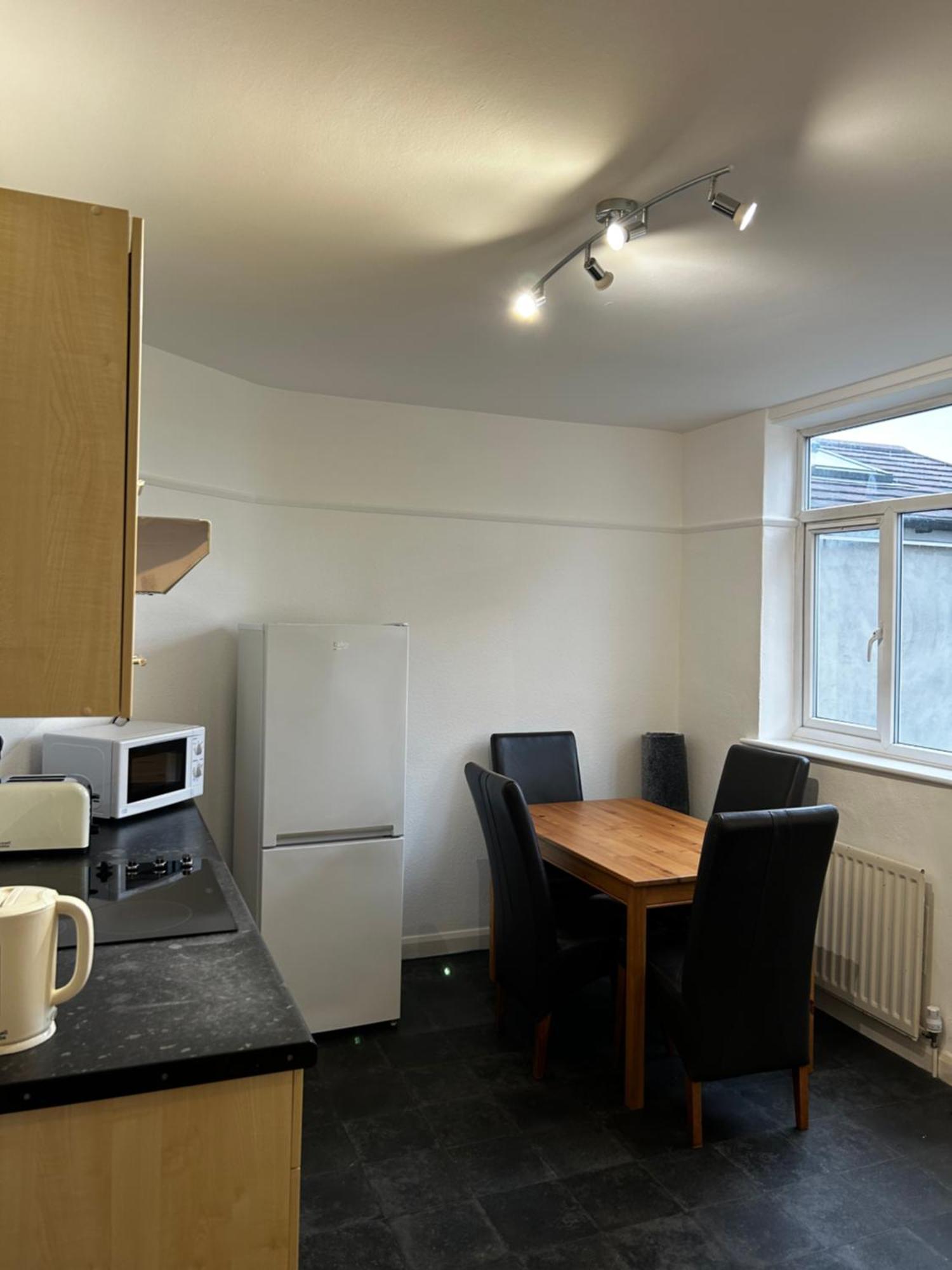 Family Home Near Cribbs Causeway And The Wave, Just 2 Minutes From Airbus And Rolls Royce 布里斯托 外观 照片