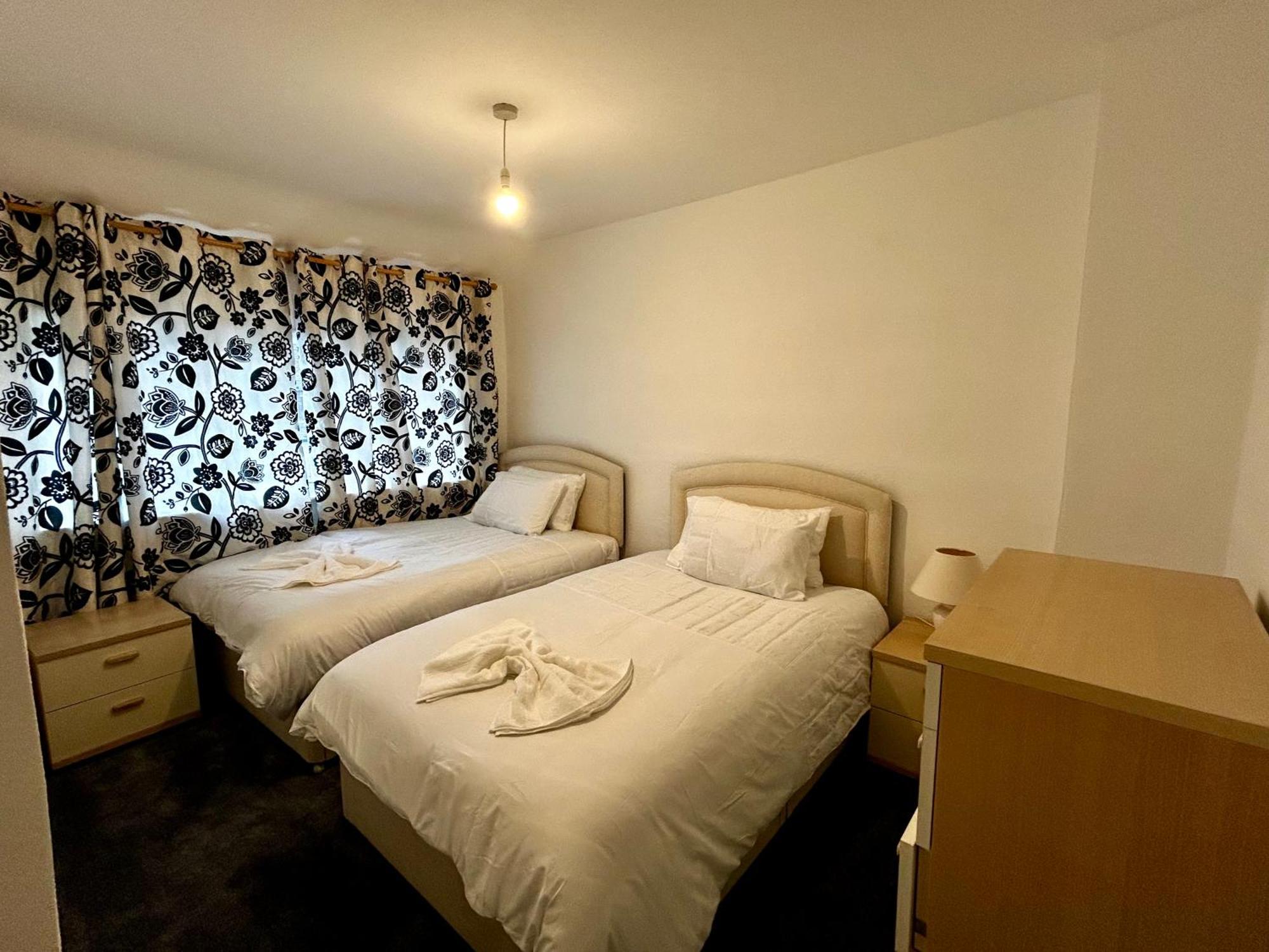 Family Home Near Cribbs Causeway And The Wave, Just 2 Minutes From Airbus And Rolls Royce 布里斯托 外观 照片