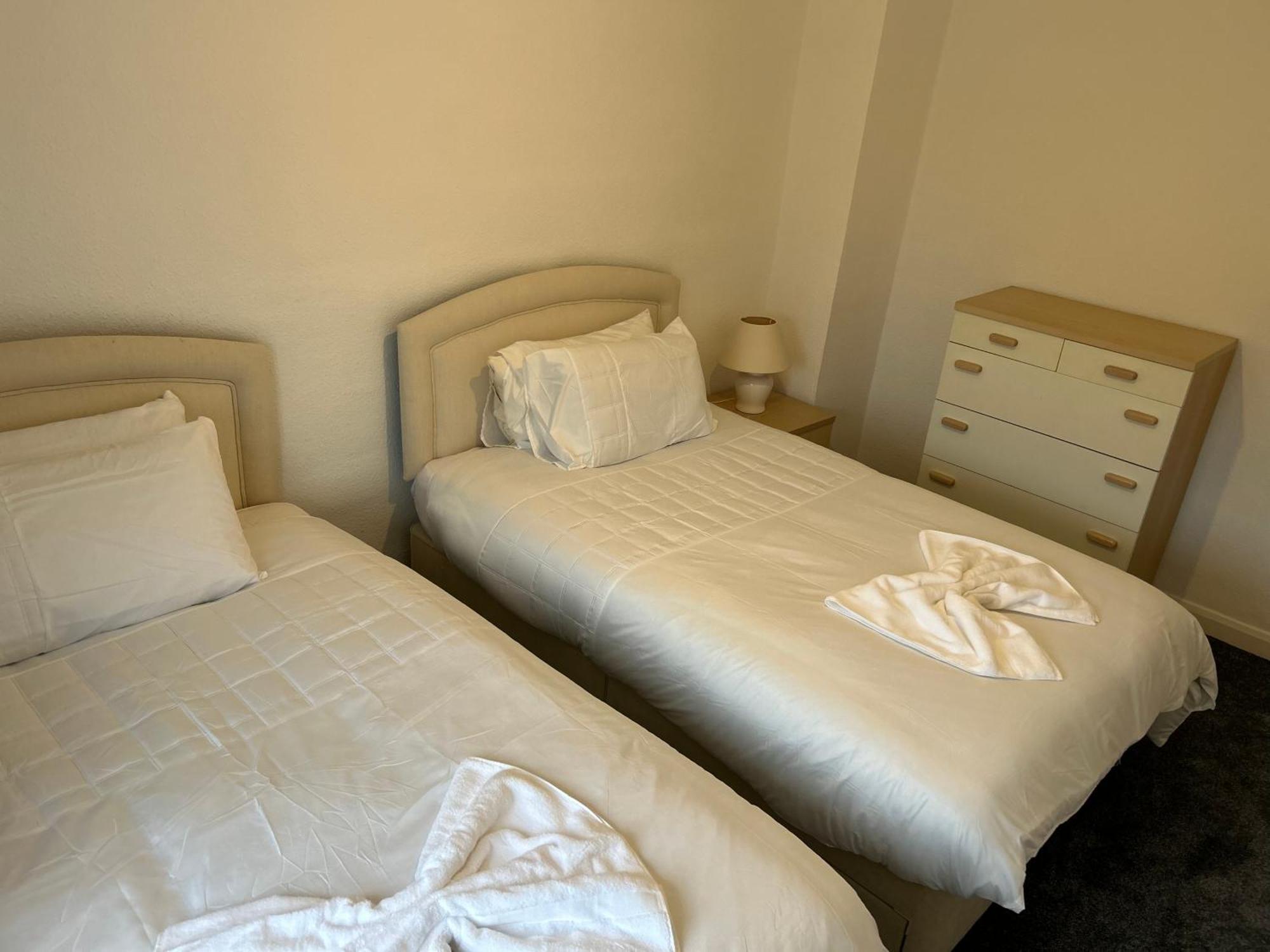 Family Home Near Cribbs Causeway And The Wave, Just 2 Minutes From Airbus And Rolls Royce 布里斯托 外观 照片