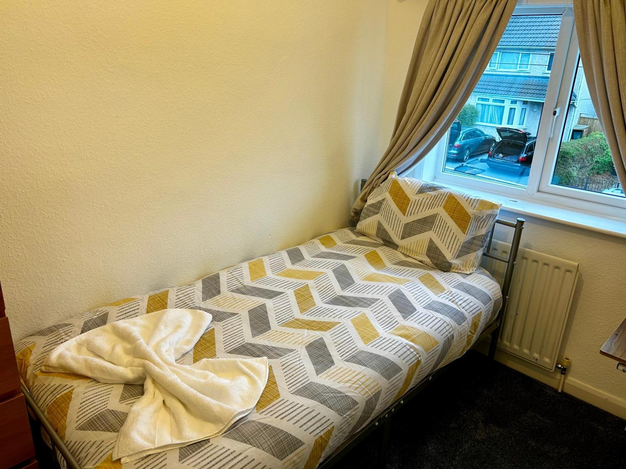 Family Home Near Cribbs Causeway And The Wave, Just 2 Minutes From Airbus And Rolls Royce 布里斯托 外观 照片